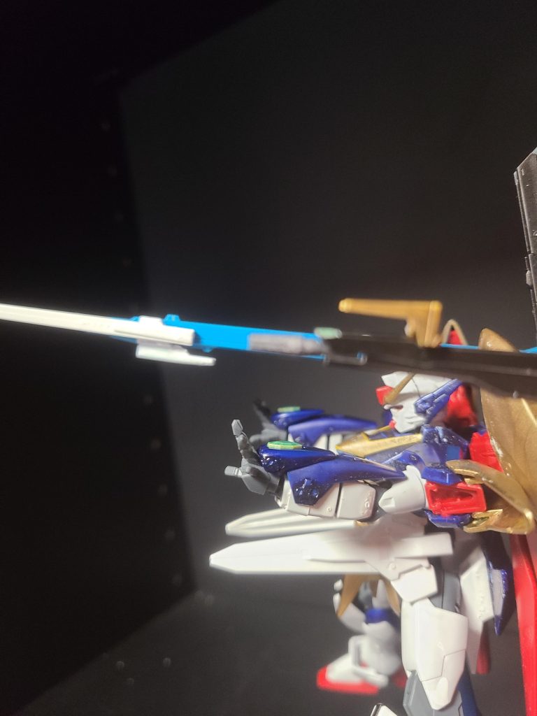 長射程ビーム砲を右肩で撃てるようにしてるので、腰のヴェスパーとパルマとライフルを合わせてフルバーストが出来るようになってます。またFXよろしく攻撃をファンネルで防御すれば安全に撃つことも出来ます。因みに名前は【メテオール長射程ビーム砲】です。補足ではありますけど、改造コンセプト的にフルバーストはやらない方が良いですけどね(笑)