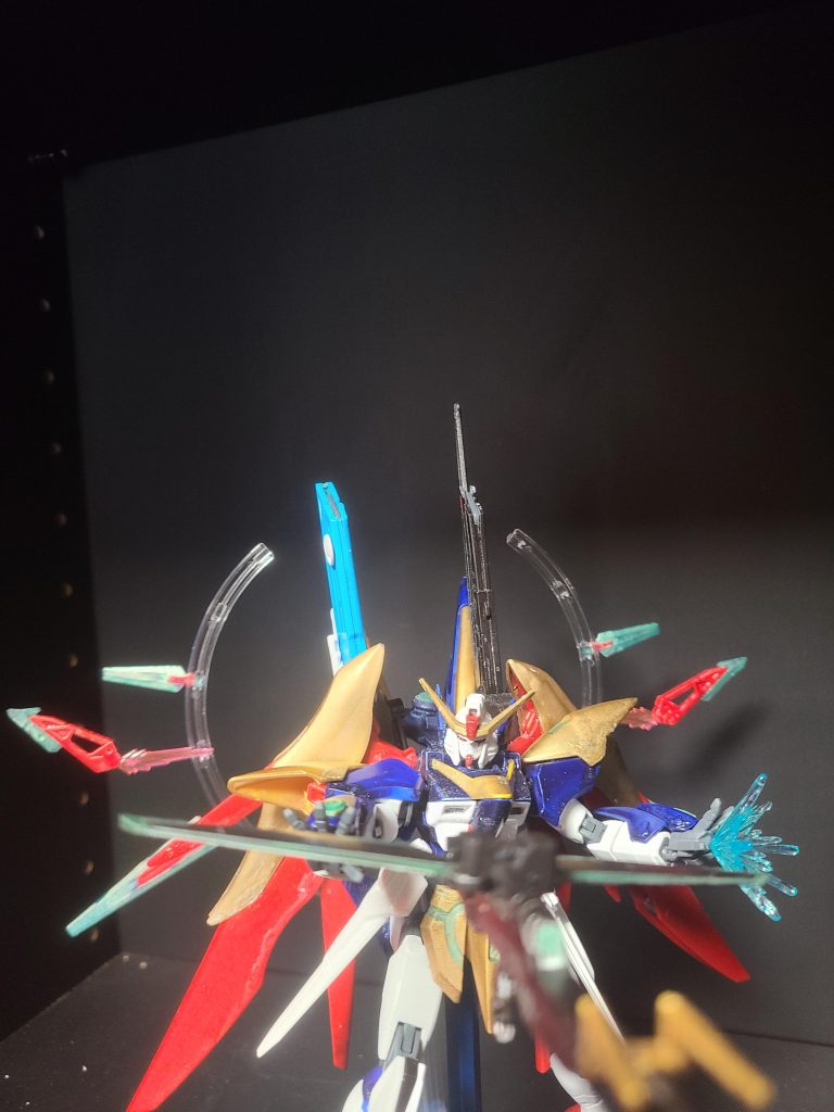 これは無線兵器を展開してる感じですね。大小4基のC-ファンネル・ジ・エッジ(名前の元ネタは漫画)と実体刃を付けた改造フラッシュエッジ事、C(クロス)-エッジビームブーメランのと手持ち可能にしてる自律兵器のドラグーンライフルの計7つの無線兵器になります。7つの無線兵器なので北斗七星の【グランシャリオ無線兵器統合システム】にしてます。⠀ライフルを何故ドラグーン化にしたかと言うと、デスティニーのスピードを高めたら機体マニピュレーターだと構え打ち無理じゃね?って事でパルマのヒット&アウェイの高速戦闘の邪魔にならない様な改造をしてみました。因みにビームブーメランのCはサイコのCでもあり、全てサイコ兵器を取り入れてます。