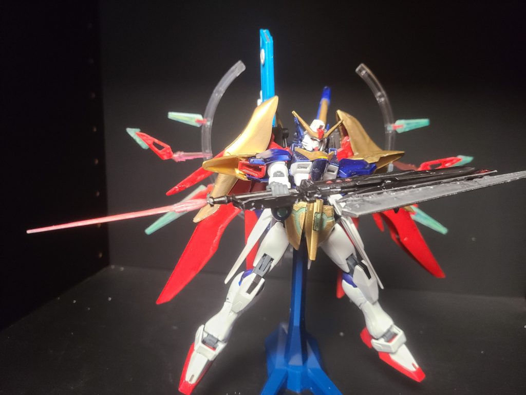 これは対艦刀を畳んだバージョンです。名前は【クラウ・ソラス対艦ビーム刀】にしてます。エクスカリバーとかかっこいいから、星に因んだ剣として選んだのがアイルランドの民謡にある別名光の剣にしてます。SEED機を弄ると在りし厨2を思い出せて楽しいです☺畳んだ側の刃を大きくして質量で叩き切れる様になってます。悪魔狩りにピッタリです✌️また後ろ側にサーベル発生機を付けたのでハルバード風にも出来ます。