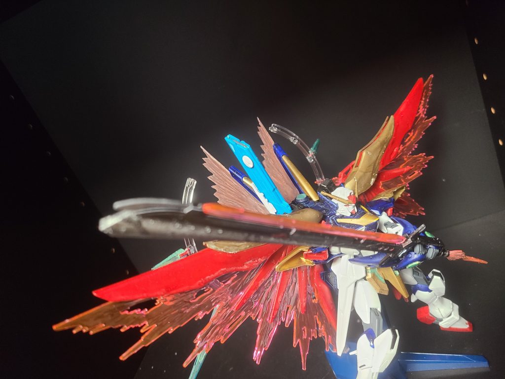 こちらは展開時になります!合わせて逆側のサーベルも小さくしてます。逆側が巨大化した分少し無骨に見えますが、実際無骨にはなりました。ですが光の翼を展開した姿は圧巻ではあり、めちゃかっこよくはなりました✨因みにV2の方の光の翼は自作したので多分公式のよりも変ではありますが、飾ってみると作って良かったなぁ、ってなりました😊