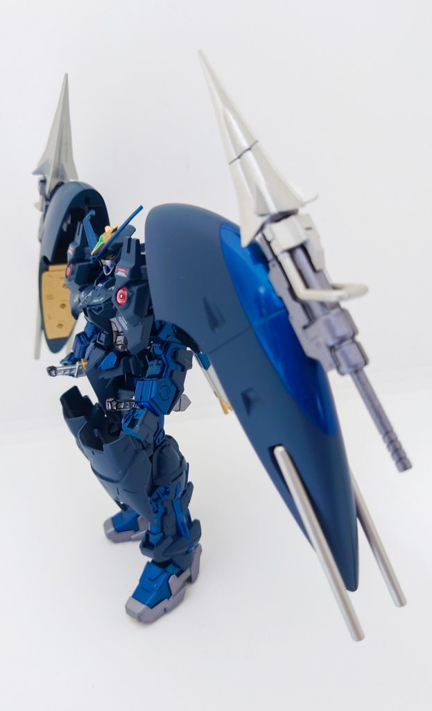 側面アビスガンダムの特徴的な両肩部シールドをミキシングし、パイルバンカーを追加で装備させてみました。水中戦闘では銛のように発射する設定です。