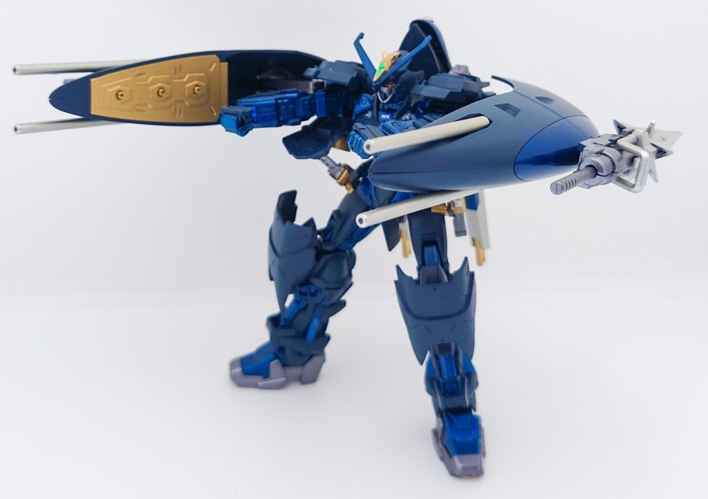 武器その4  両肩部シールド3連装ビーム砲、M68 連装砲を搭載した攻防一体の盾。