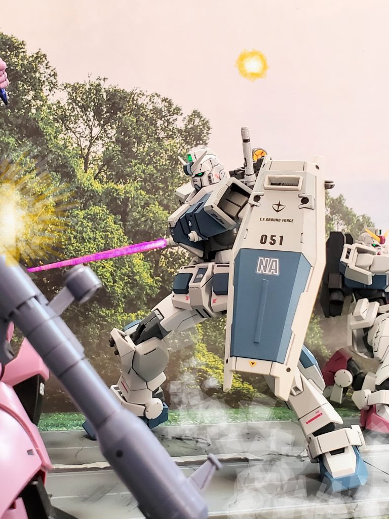 宇宙世紀0079年11月下旬、バルザリー少尉率いる第05MS小隊は北米戦線にてジオン制圧下にあるカリフォルニアとニューヤークの補給ライン分断を狙う『南北作戦』に参加していた🎵あの蒼い謎のMSとの交戦から3週間❕あの機体の詳細な情報は得られず、依然闇に包まれたままであった😔💦しかし、北米戦線の各地では度々目撃、交戦情報が上がり兵士たちの間では蒼き死神として恐れられていた…😱これまでに判明した事は、蒼き死神は頭部センサーが赤く輝くと恐るべき戦闘力を発揮する❗その状態に陥った時は敵味方識別無し❕そして…死神はもう1機💦ジオン軍MSタイプが存在するらしい…😓第05MS小隊の面々は再び蒼き死神と出会わない事を祈りつつ作戦を遂行していた😊🎶