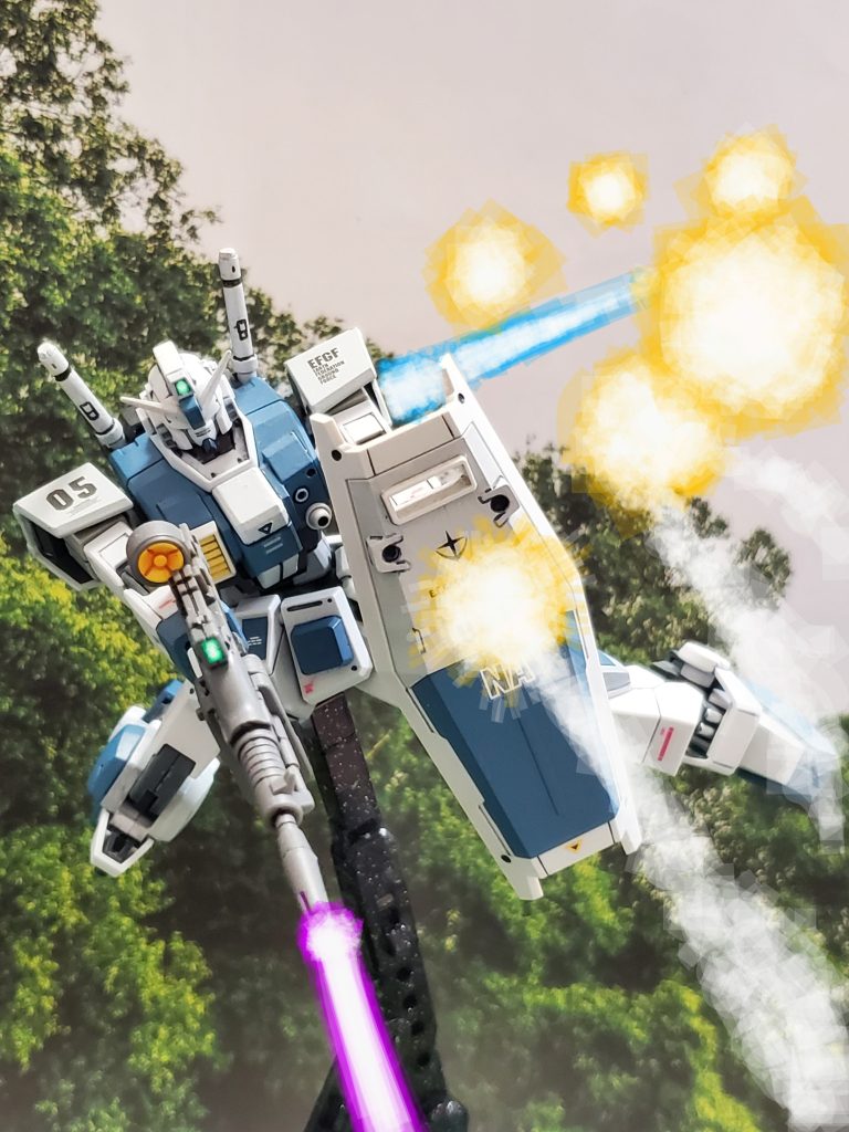 迫り来る無数のミサイル弾🚀しかし、一度死神との戦闘を経験しているバルザリー少尉は慌てつつも冷静に対処🎶直撃を回避しながらビームライフルで応戦~👊✨互角に渡り合うバルザリー少尉の陸戦型ガンダム👍