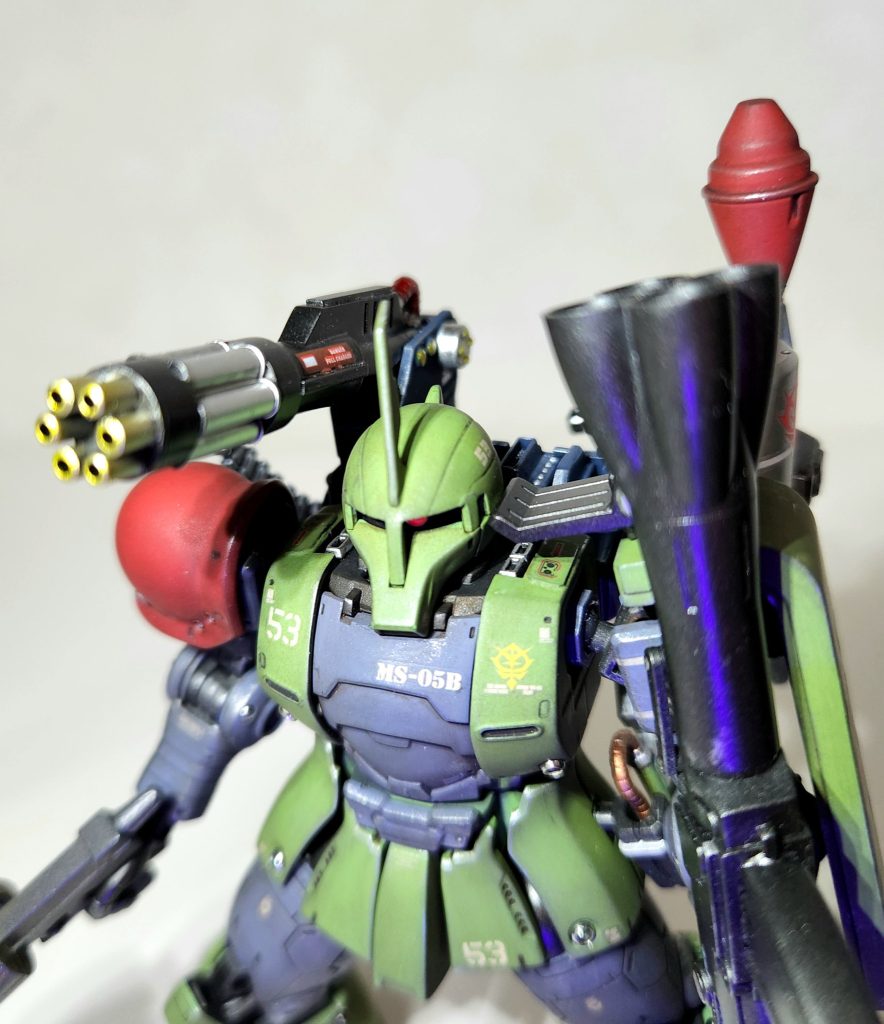 ブレードアンテナをシャアザク用からゲルググ用に変更、長くなってますねwモノアイは蛍光ピンクにUVレジン(クリアピンク)です。