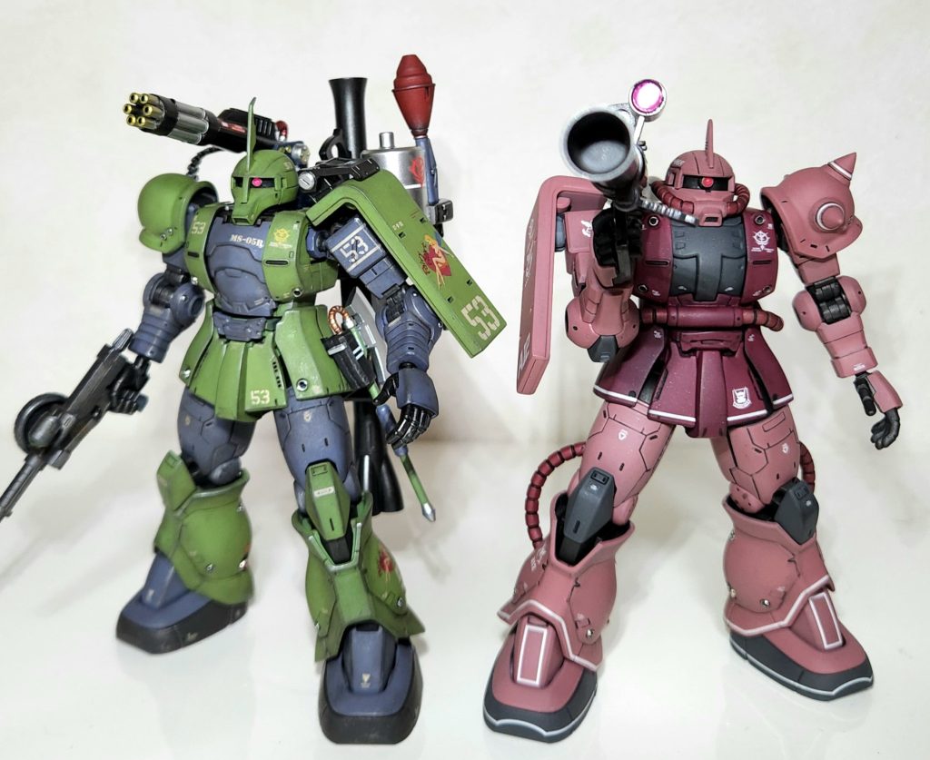 オリジン版シャア専用ザクIIと。オリジン版ザクは股関節が緩いのが欠点なのでキツめに調整しないとポージングさせにくいのが数少ない欠点かな?