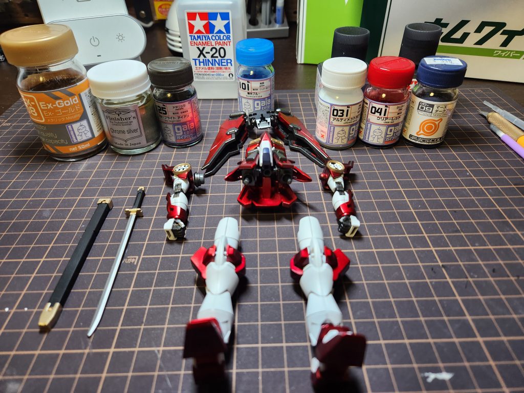 使用した塗料とつや消し前の状態です。つや消し吹くと一気に印象変わりますね。 今年は完成させる事を目標に制作してたんで来年は改造を頑張りたい！🔥