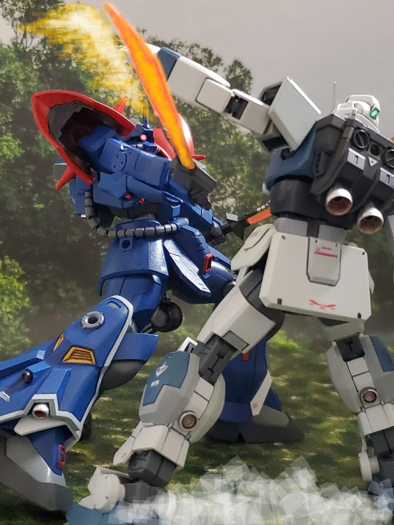 立て続けの連撃の前に体勢が崩れる陸戦型ガンダム💦開いた左脇腹めがけ謎のMSのヒートサーベルが真一文字に襲う~😱❗その時❕バルザリー少尉の陸戦型ガンダムは前に踏み込みヒートサーベルの刃より前に出る😵💦