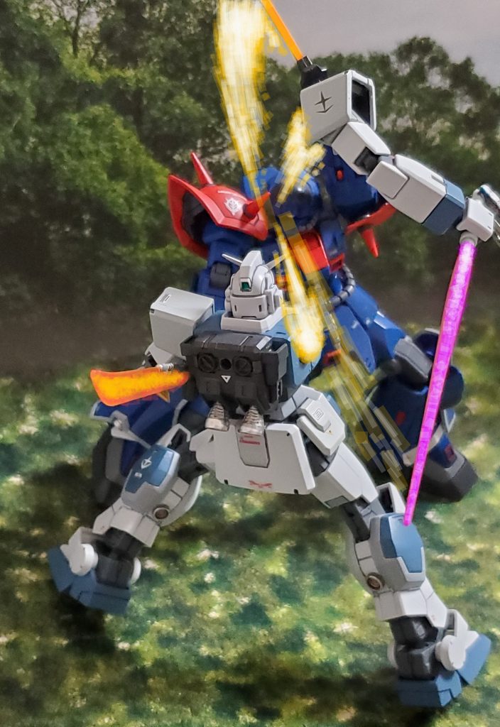 しかし、次の瞬間❕ふざけるな❗と言わんばかりに謎のMSは左腕のヒートサーベルを下から上に振り上げ、陸戦型ガンダムの右腕を切断する~😱💦近接戦闘で片腕を失ったバルザリー少尉😵💦もはや攻撃手段が……