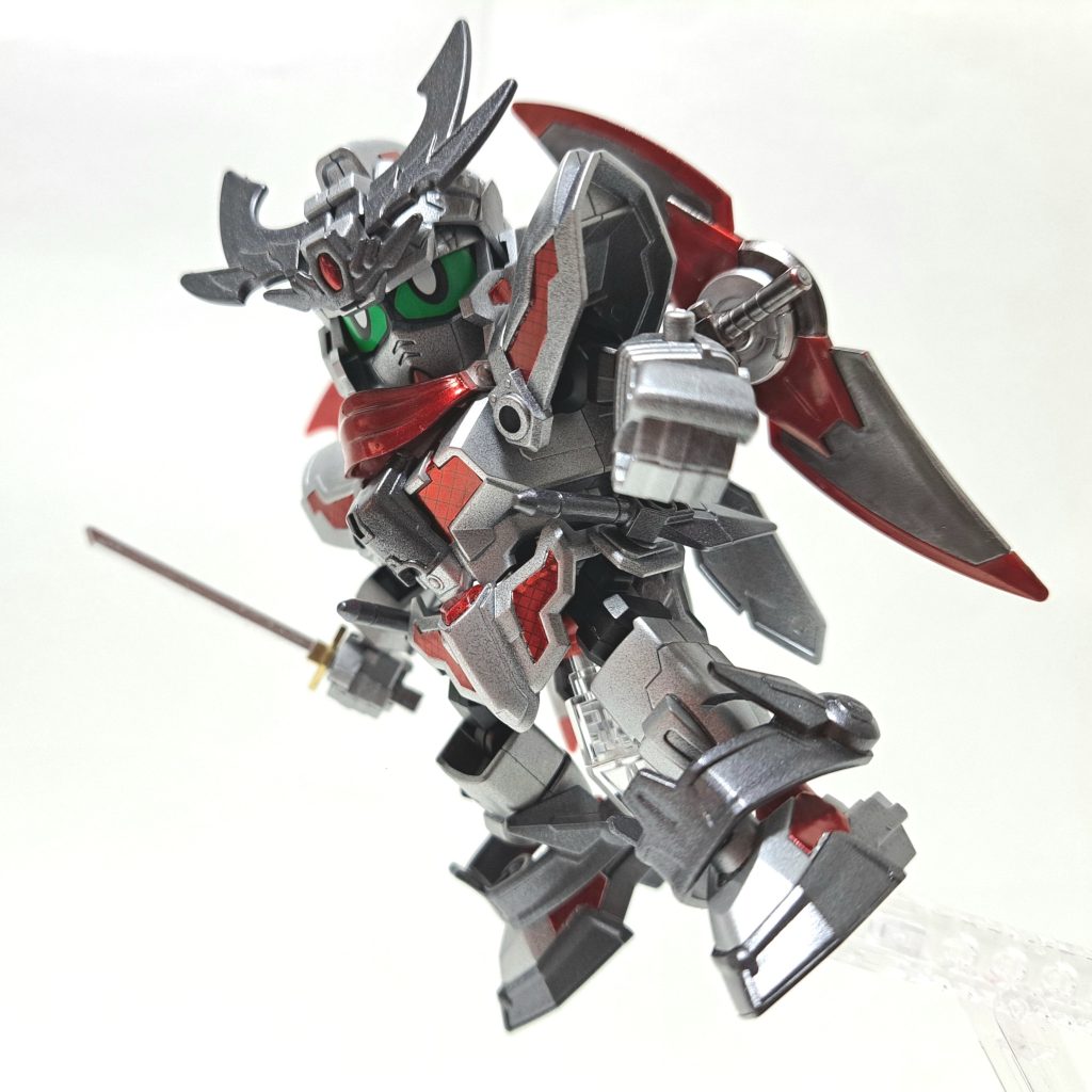 ・忍者刀腰裏にマウントされた忍者刀。ビーム忍者刀としても使用可能で、順手、逆手両方で使用する。刀身はSDのサイズ相応に細いものだが、HGサイズのヒートホークと鍔迫り合いを演じるだけの強度を持っている。