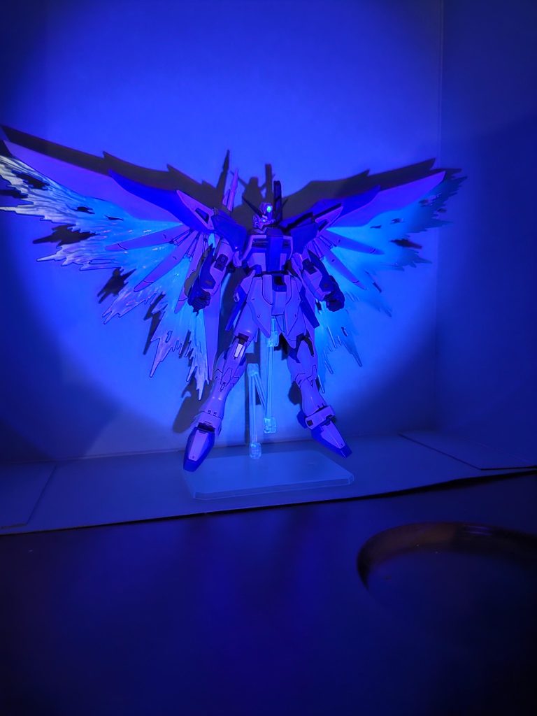 蛍光塗料を使って見たんですが、他の塗料で重ね塗りしたので、あまり光ってる様に見えないですね。 