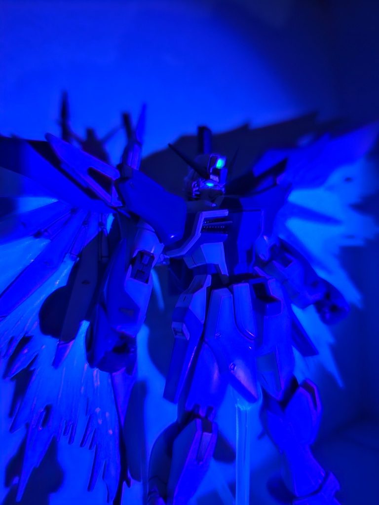 目とメインカメラは、良い感じに光ります。