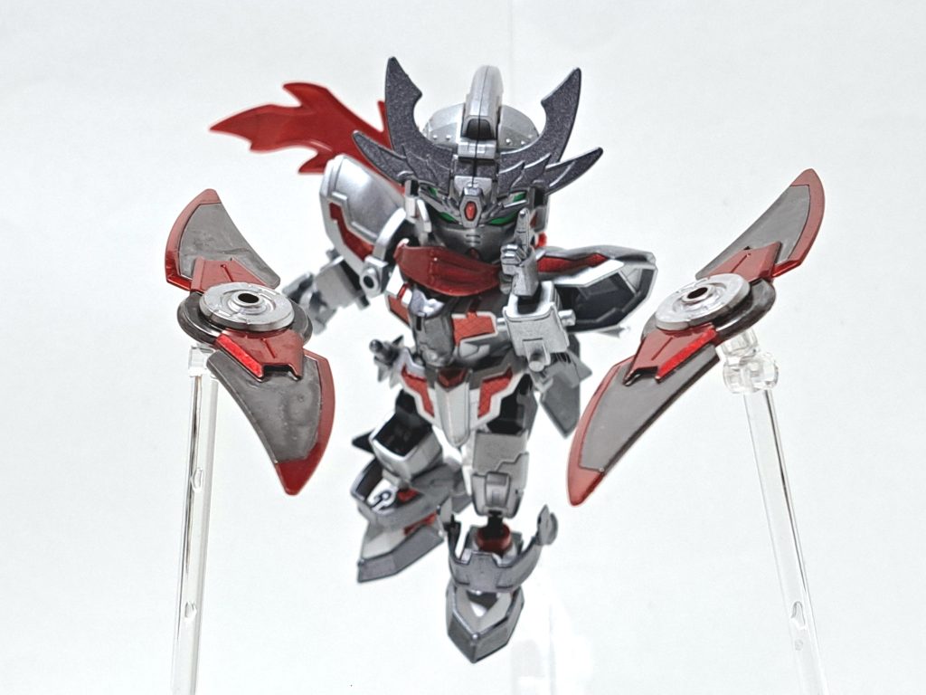 ・シールド手裏剣ユニコーンの盾を中央にあしらった背部に装着する大型手裏剣。本機では普段分割して2枚刃の剣として使用。