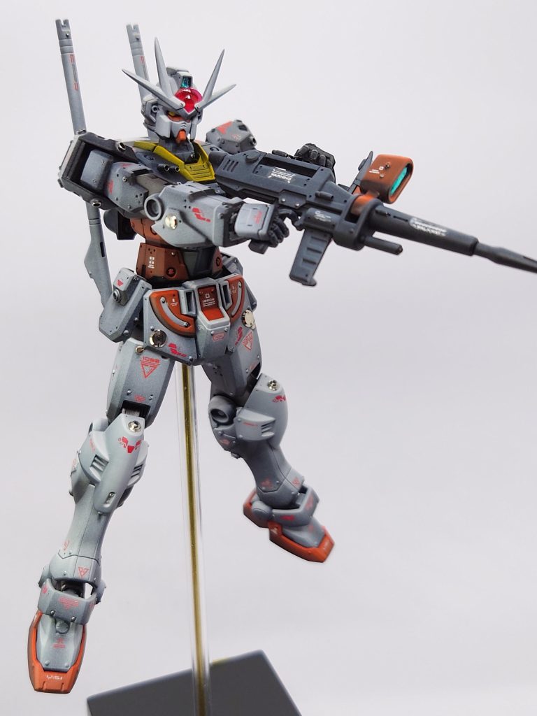 シンプルイズベスト!?シンプルなヤツほど強い!と言った人もいましたがガンプラバトルのゲームなので兵器よりヒーローっぽいプロポーション重視で制作しました。