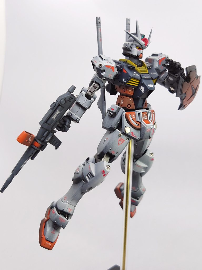 顔部分の改良はバルカン横のネジの増設ぐらいで他はほぼカッターナイフによる削り出しだけでなかなかのハンサム顔になるのでかなりお得感あるプラモですね。これは買って作らに〜ゃいけんね🤭。