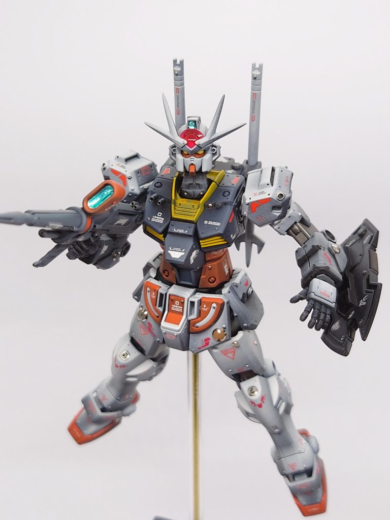 まあ見て解りますがかなり他のキットのパーツの寄せ集めで出来ています。色々組み合わせて作るのもガンプラの楽しさの一つですね。