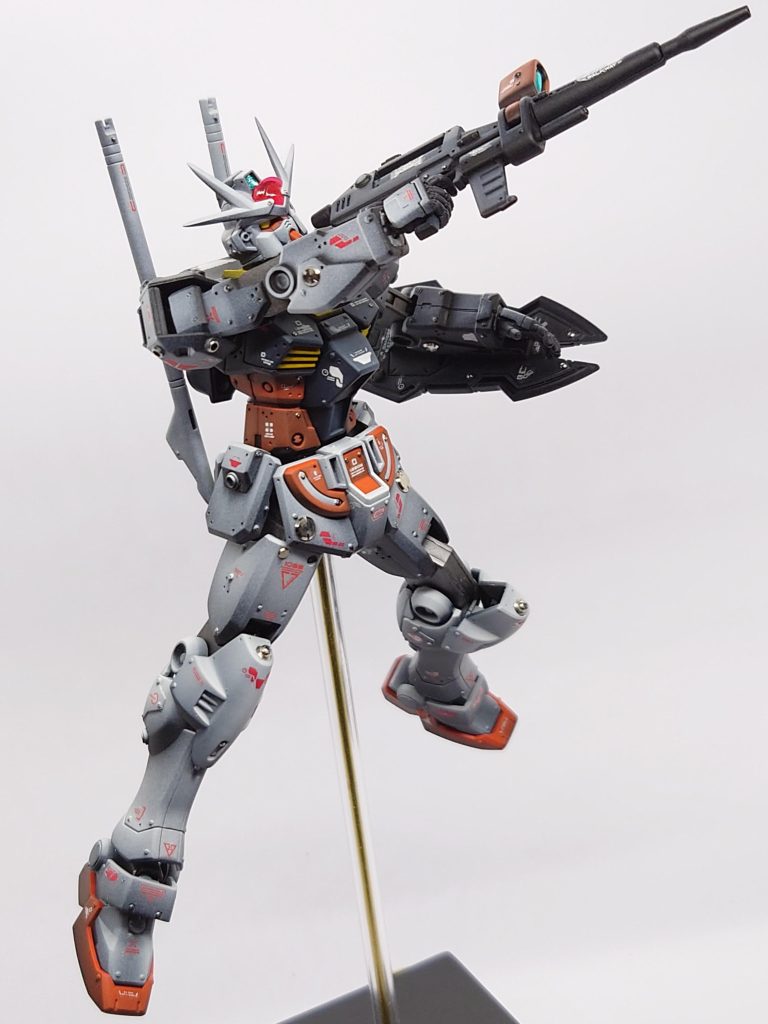 私はこんな作品のようなあっさりした作品が好きですね。重武装にしすぎると次の作品はもっと激しい重武装に制作しないと評価されないと思い込んだりしてまさに重武装のデフレスパイラルに落ち込んでしまうと楽しいガンプラ制作が苦痛になるのである程度の引き際が肝心と私は思っています。最近の模型コンテストとか見てるとガンプラに要塞付きとか背中に超重武装とか付けないと入賞は難しそうなので今の私にはコンテストとか無理かな~素人だし😓。皆様は楽しんで下さいね👍。それでは良い模活を!。