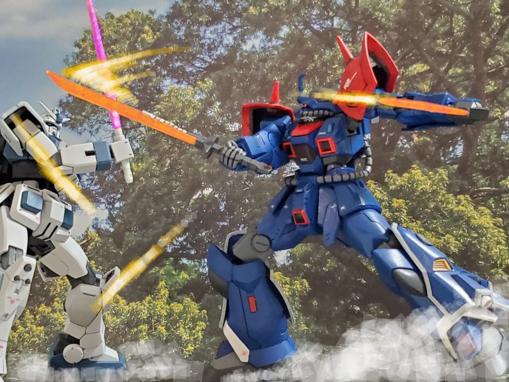 前回はOSによる戦闘マシーンの感があったが、今回は違う👀💦そのパイロットの腕前と剣技も相まって、息をもつかせぬ連撃が陸戦型ガンダムを襲う~😱一見すると陸戦型ガンダム大ピンチの場面❕だが、バルザリー少尉は一瞬の油断も許さないこの状況で『あるタイミング』を狙って防御に専念していた…😔