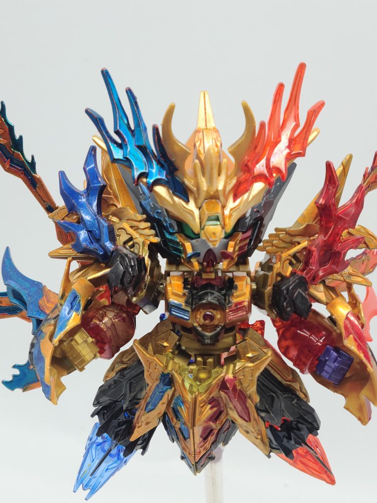 パーツはほぼスペリオルストライク フリーダムドラゴンで、そこに炎皇張飛のゴッド要素を張り付け、ごく一部ドミナントやオルタナティブジャスティスを使ってます。名前に反してマスターガンダムは使ってませんが、ドミナントの頬パーツがそれっぽさは出してるかなとは思います。