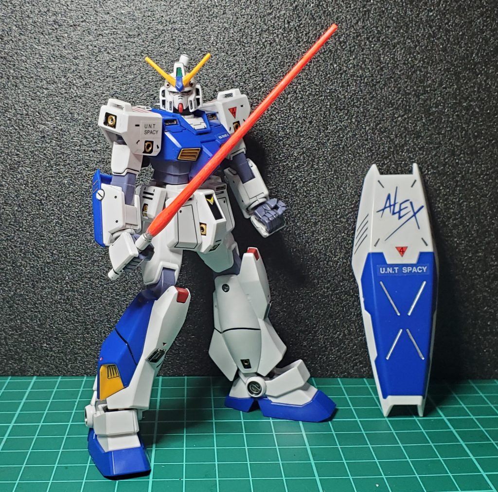 ビームサーベルは白だったので蛍光レッドにしてビームが出てるとこは空間表現でシルバーにしています。