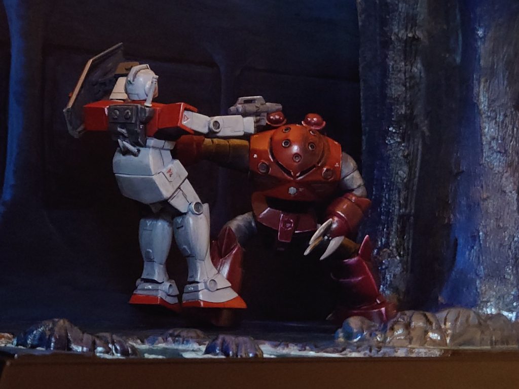 ジオラマは黒サフ→アクリル絵の具筆塗りMSは黒サフ→エアブラシ→アクリル絵の具筆塗り大河原氏のイラストを参考にコーションマークも手描きです。頑張りました。ツヤ消しは吹いたのですが妙に反射が目立ちますね。撮影は難しい。