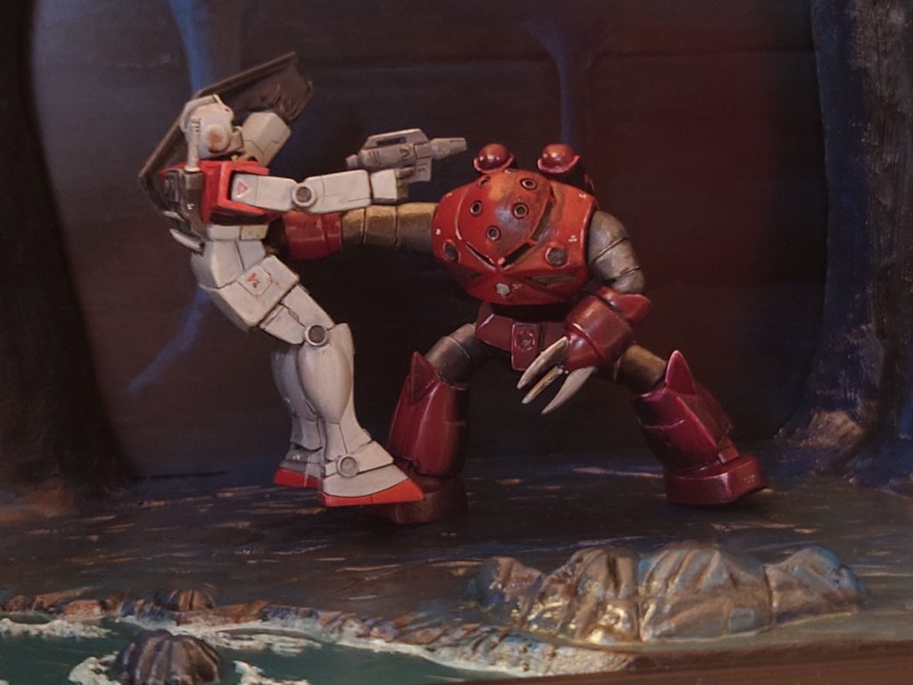 ズゴック、ジムともに切り刻んでポーズの変更、スジボリ、プラ板等によるディティールの追加をしています。