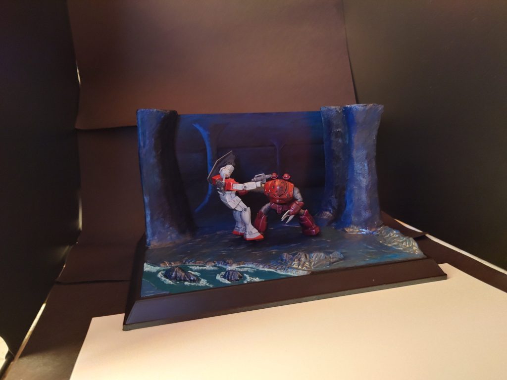 全体像です。キット付属のベースを改造、背景はプラ板に手書きです。同梱のザクには退場してもらいました。ジオラマと背景の石柱の形が一致してない。。。