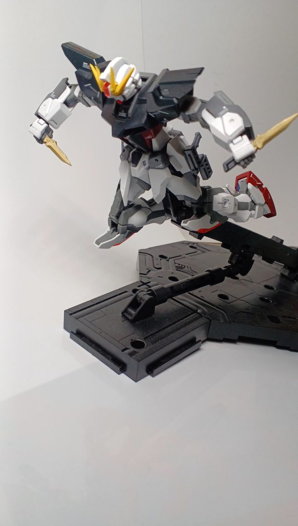 武装1アーマーシュナイダー近接用兵装「対装甲用コンバットナイフ」のこと。刀身を超速振動させる一種の振動剣であり、触れた物体を一瞬にして裁断・貫通する。