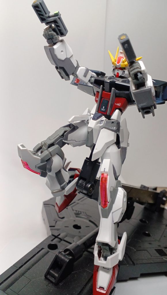 武装2ビームライフルショーティー取り回しの良い小型のビームライフル。使用しないときは両腰のスカートにマウントされる。牽制用(けんせいよう)として十分な効果を発揮する。