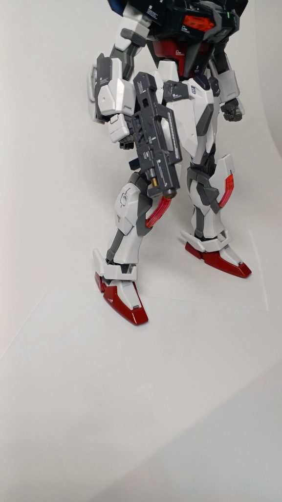 武装3リロード式マシンガン中距離、近距離と幅広い範囲で使用可能な実弾兵器。