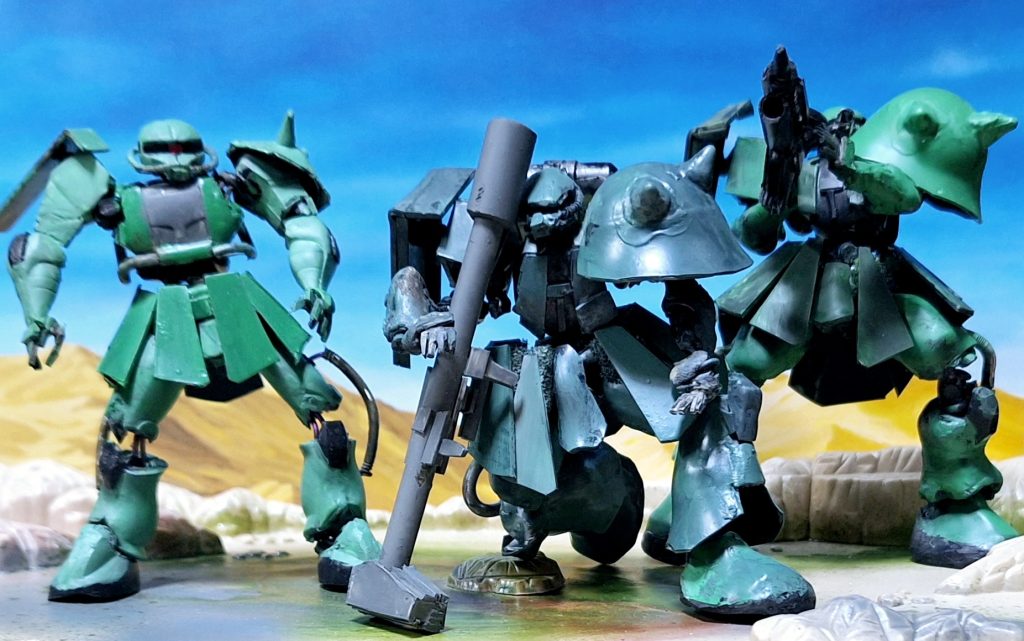 左が情景模型の1/250ザクを改造したもの。