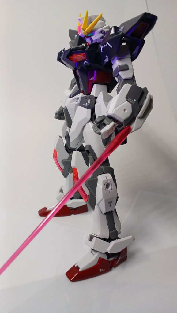 武装5ビームサーベル固定式となっており、機体から直接エネルギーを供給して使用する。あらゆる長さに調節できる。