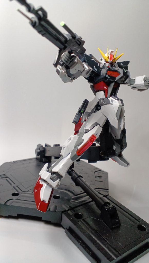 武装6サイレンサー付き高エネルギービームライフルサイレンサーを付け、音を抑えてビームを発射する。銃口の下にはセンサーがついており、命中精度が向上する。