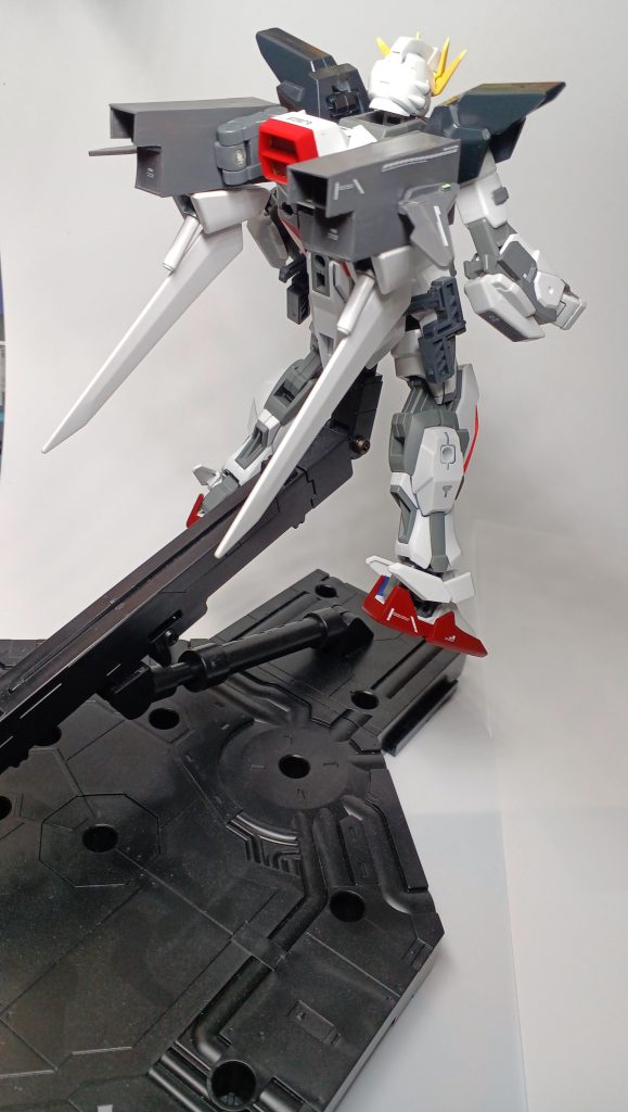 ハヤブサ・ストライカーモードハヤブサの2つめモード。バックパックのスラスターは3つに増え、機動力が飛躍的にアップする。