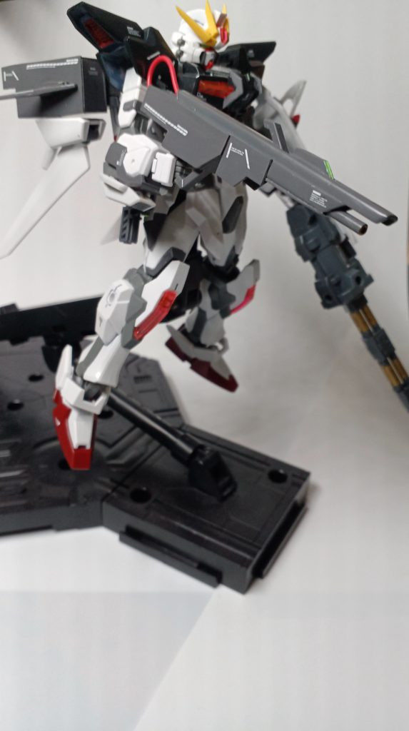 武装8精密射撃用ビームライフル「トルピード」貫通力があり、内蔵されている高精密索敵レーダーと高精度AI照準システムにより、高い精密射撃を可能とする。使用する際には、手のひらにある接続ジョイントと武装の持ち手についているジョイントを接続しないといけない。