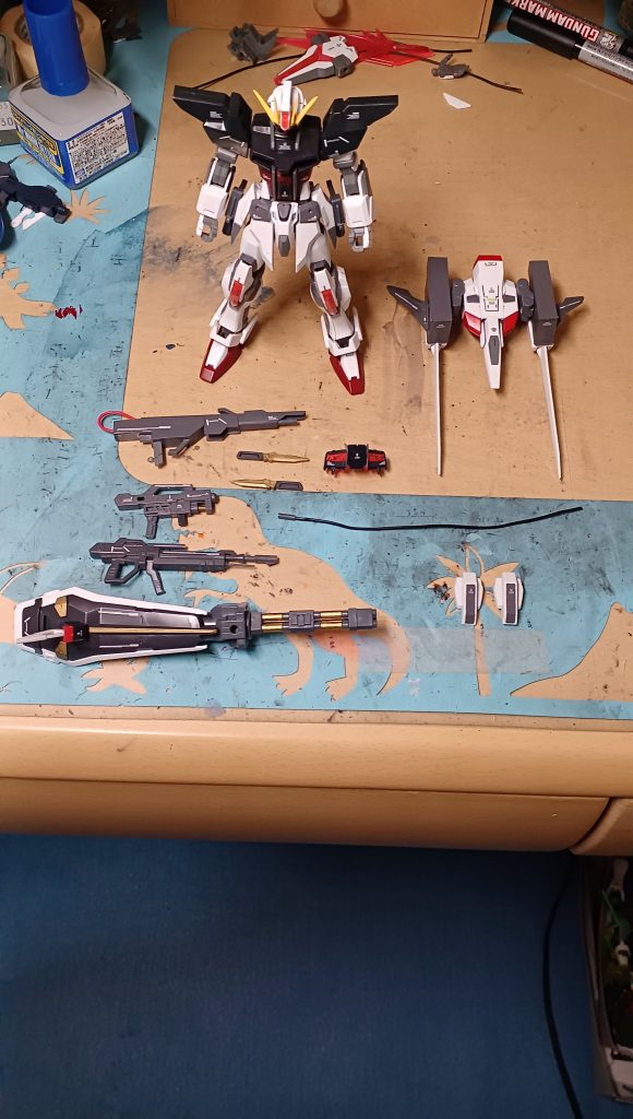 今回のも成功して良かったです!シールドの武装に関しては写真を入れようと思ったんですけど、入れることができる写真の枚数が16枚なのでギリギリいれることができなかったんですね~。ハイ。シールドはコンバインシールドってやつなのでネットで調べれば出てくると思います。塗り分けも上手く行ったので大満足です!さて、今回が今年最後の投稿となります!一年...あっという間でしたね。来年も頑張りますのでよろしくお願いします!それでは今回はこの辺で。良いお年を!(*・ω・)ノ