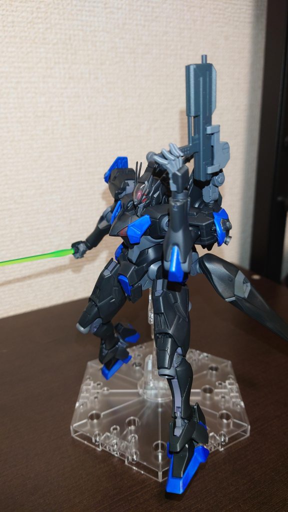 武器は境界戦機のウェポンを採用しました。そしてアームを延長することで、持ちやすい位置まで移動させることができます。