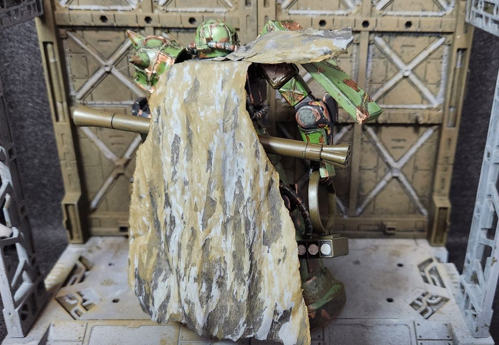 うしろ。このマント着いてるのが鉄錆団の証w1回作ると紙がある限りいくらでも作れるw