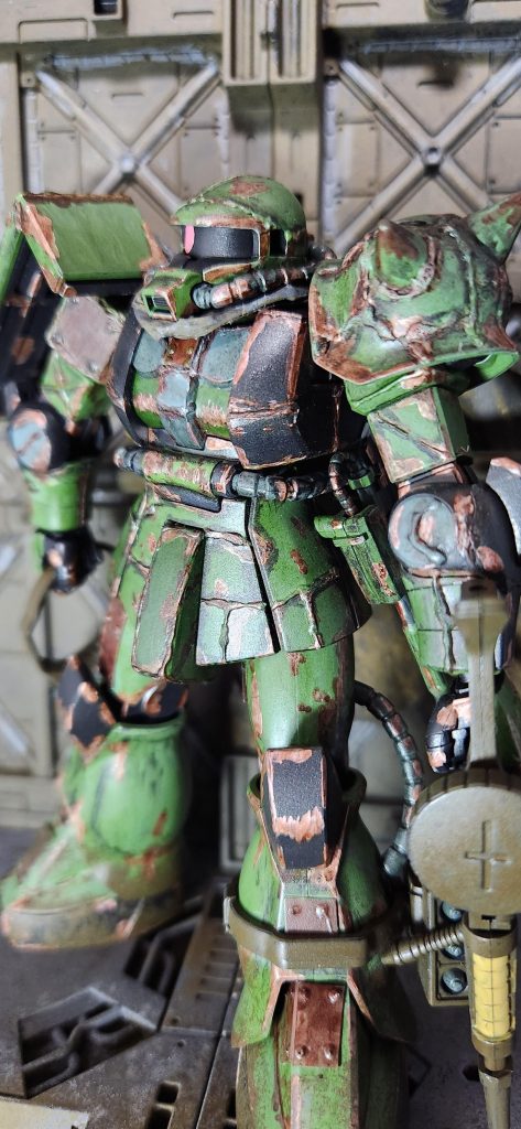 て、事でザクIIです。年内間に合ったー。茶色い鉄板はプラバン買うのも勿体無いので、ガンダムマーカーの箱を利用してます。ビス打ちはゼリー状瞬間でチョン打ち。たまにミスります。