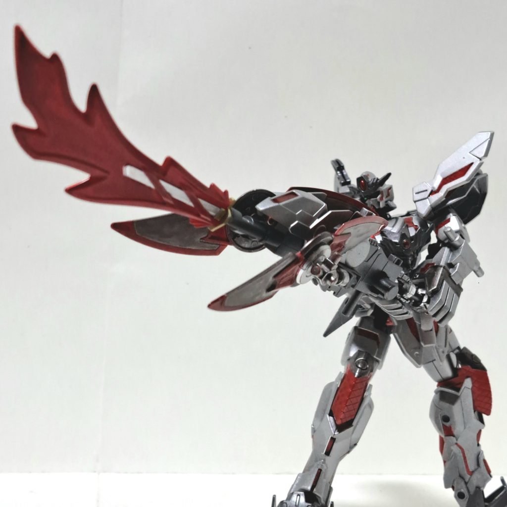 ・ビーム斬馬刀 <鋼之不死鳥>ver馬具那式タネガシマと忍者刀が組み合わさった銃剣。炎状の赤い刀身を形成する。本機ではシールド手裏剣も追加される。