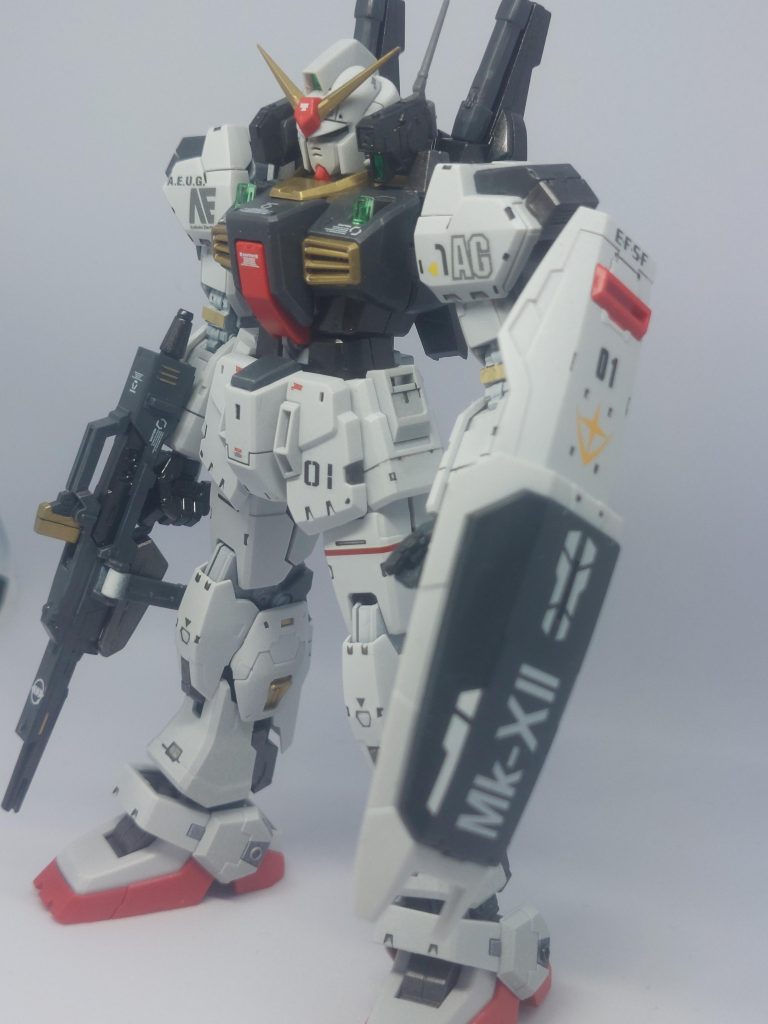 まずは素体。若干の独自解釈での配色をしていますが、Mk-Ⅱのイメージを崩さないような色味で塗装しています。シールドにはホビージャパンのデカールを使用。私の為にあるかのように売ってました(大嘘)