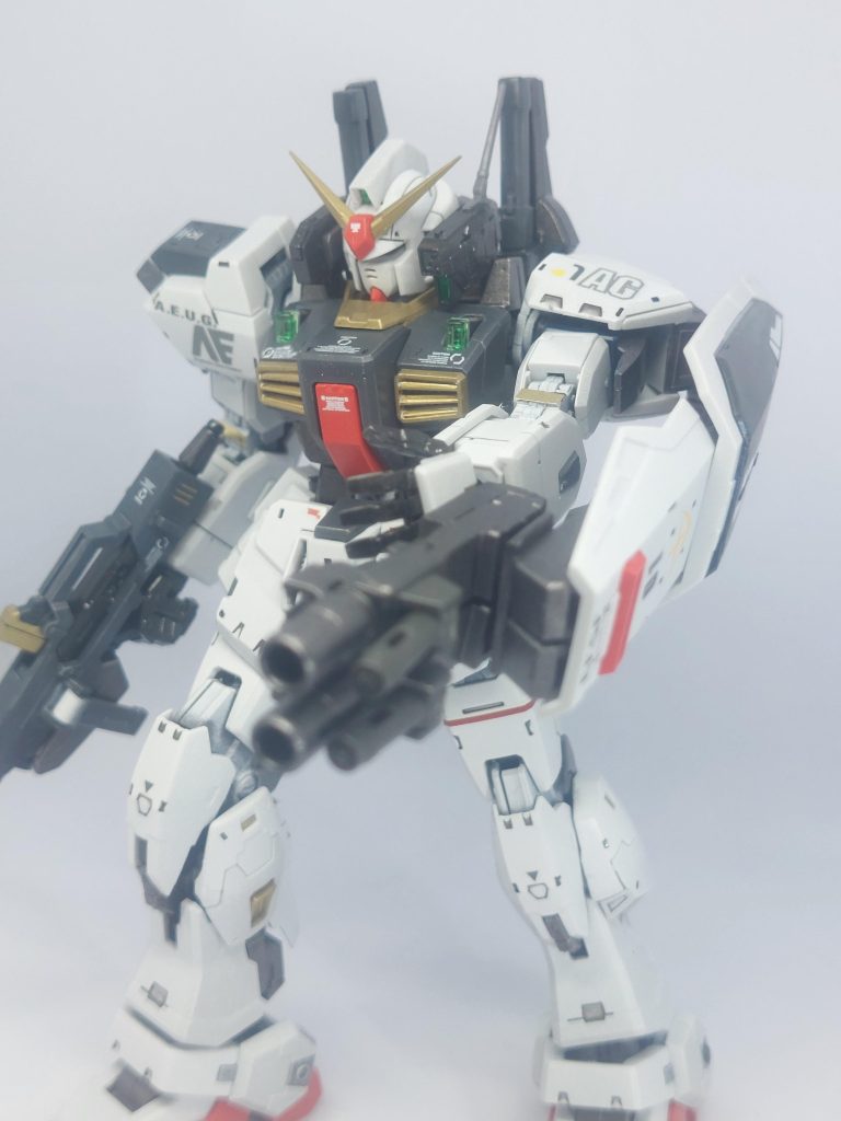 シールドには、ハンドガン(？)をラックできるギミックを追加。両手に武器を持っていても手数が増える企みです(。-∀-)