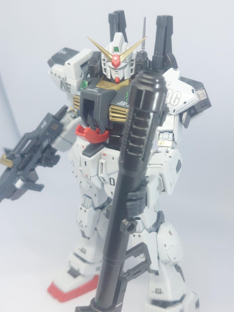 RGは素晴らしいので、コックピットも開く！マニピュレーターも動く！なので、こーんななげぇのも余裕で保持できます✨