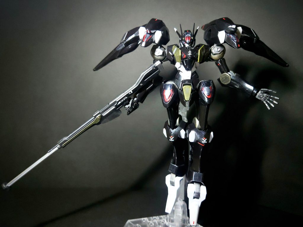 そのままの状態だと足がここまで閉じないので他の方の作例を参考にして干渉する箇所をカットしました。水星の魔女が始まった頃はファラクトのデザインが苦手だったんですが今はガンダムっぽくなく禍々しいデザインにドハマりしてますwなんとか年内に投稿できてよかったです。来年もよろしくお願いします。それでは良いお年を〜