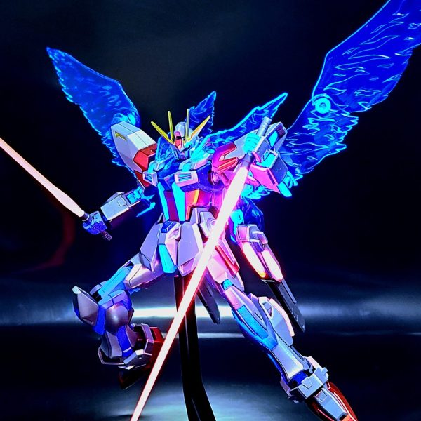 スタービルドストライクガンダム 蛍光塗料仕上げ.ver
