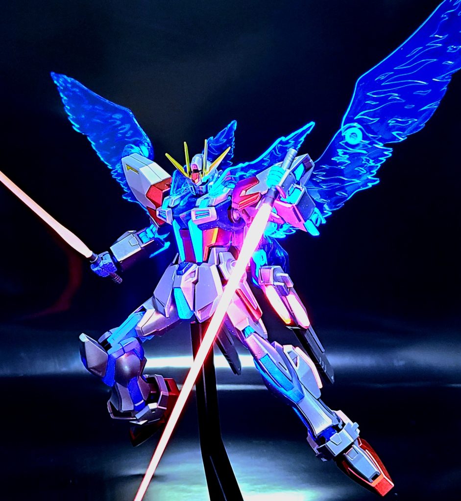 スタービルドストライクガンダム 蛍光塗料仕上げ.ver–2枚目/制作者：AKI