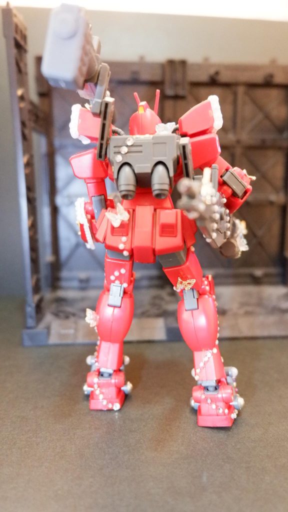 レッドウォーリアの周りに蝶々が飛んでいるイメージとのこと。