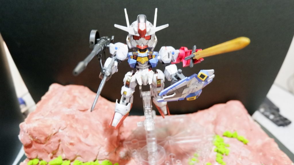 肩に穴が空いているので他のプラモの武器をくっつけてみました