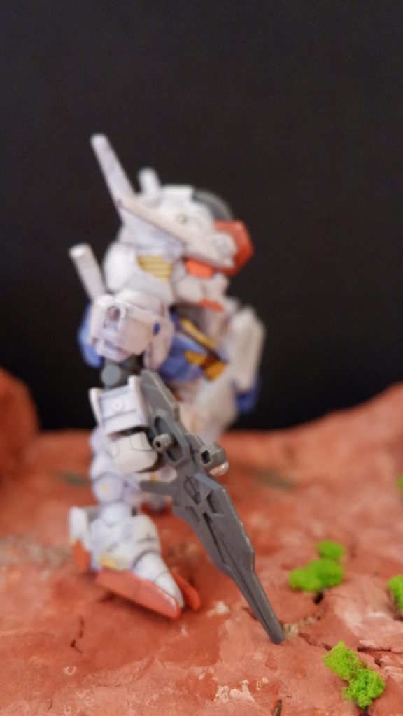 右から、ライフルの照準にネイルのシールを貼り付けてみました。