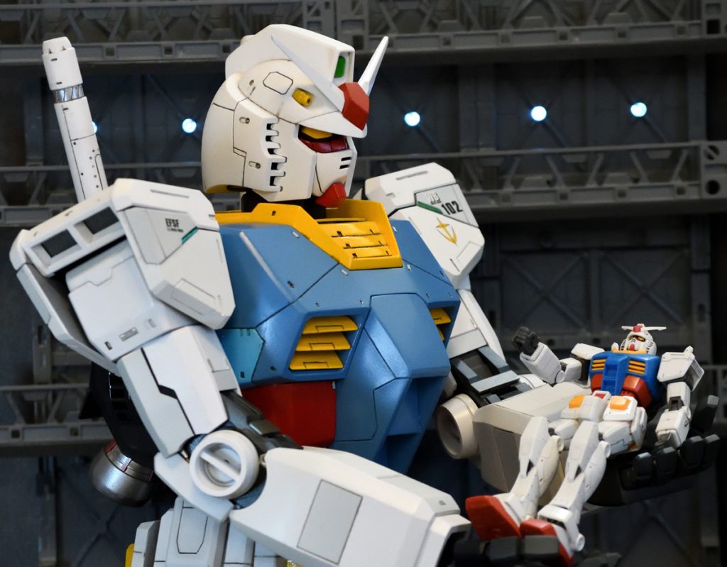 HGを手に載せてちょうど良いという。肩アーマーのサイドのダクトには、ステンレスメッシュを入れましたが、近寄らないと見えません（胸ダクトにも）。